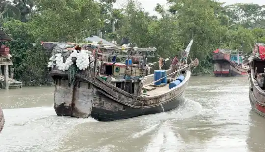 নিষেধাজ্ঞা শেষ হতেই সাগরে বৈরী আবহাওয়ার শঙ্কা