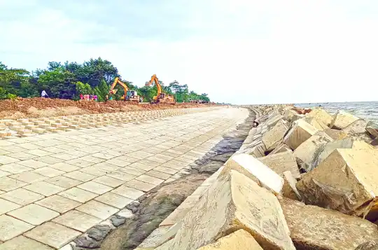 আনোয়ারার টেকসই বেড়িবাঁধে কাটল শঙ্কা, বাড়ছে পর্যটন সম্ভাবনা