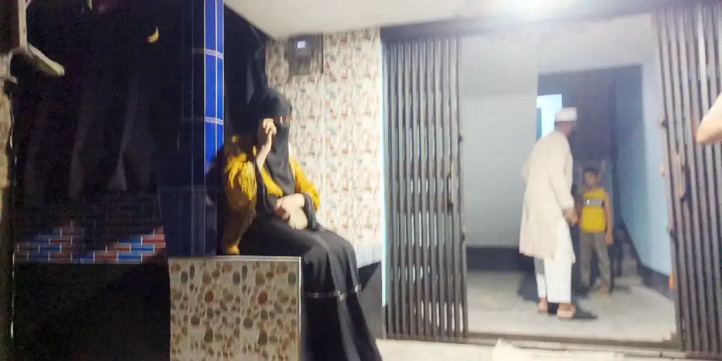 স্ত্রীর দাবিতে তামিমের বাড়িতে তরুণীর অনড় অবস্থান