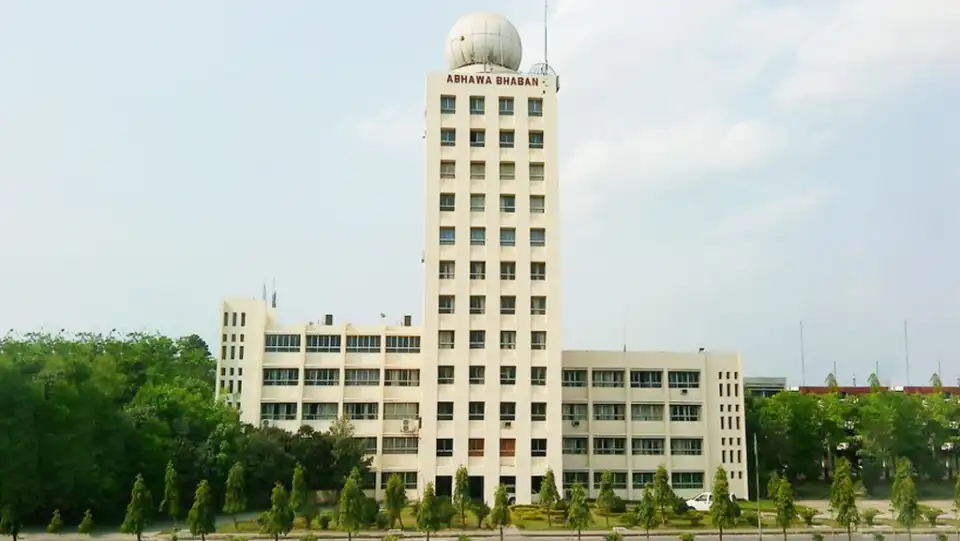 ঢাকায় বইছে হালকা বাতাস, মিলল নরম রোদের দেখা