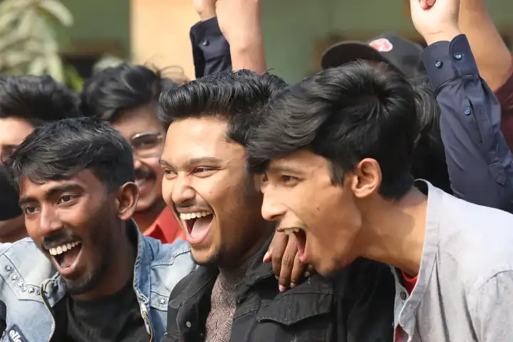 আজ এইচএসসি পরীক্ষার ফল প্রকাশ, এসএমএসের নম্বর বদলাল