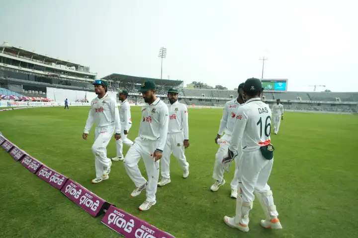অল্প পুঁজি বাঁচাতে উইকেটের অপেক্ষা, শান্তর দুটি রিভিউই ব্যর্