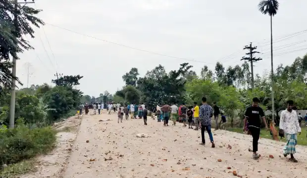 ভ্যানগাড়ির ধাক্কা নিয়ে সংঘর্ষ: শেরপুরে মহাসড়ক বন্ধ সাড়ে চার 